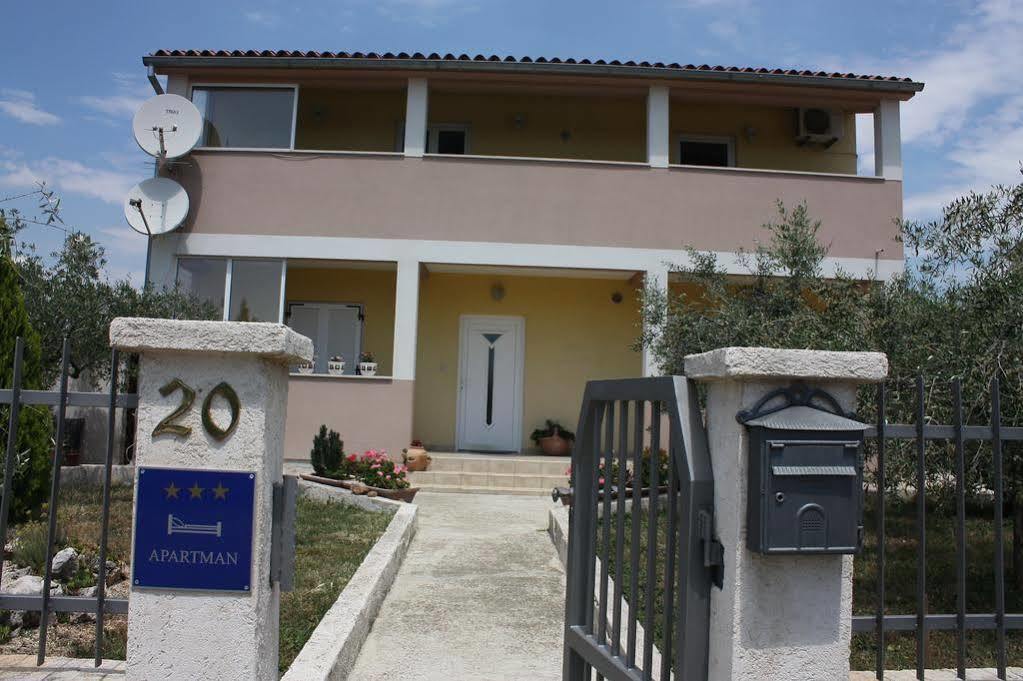 Apartment Mladenka Pula Exterior photo