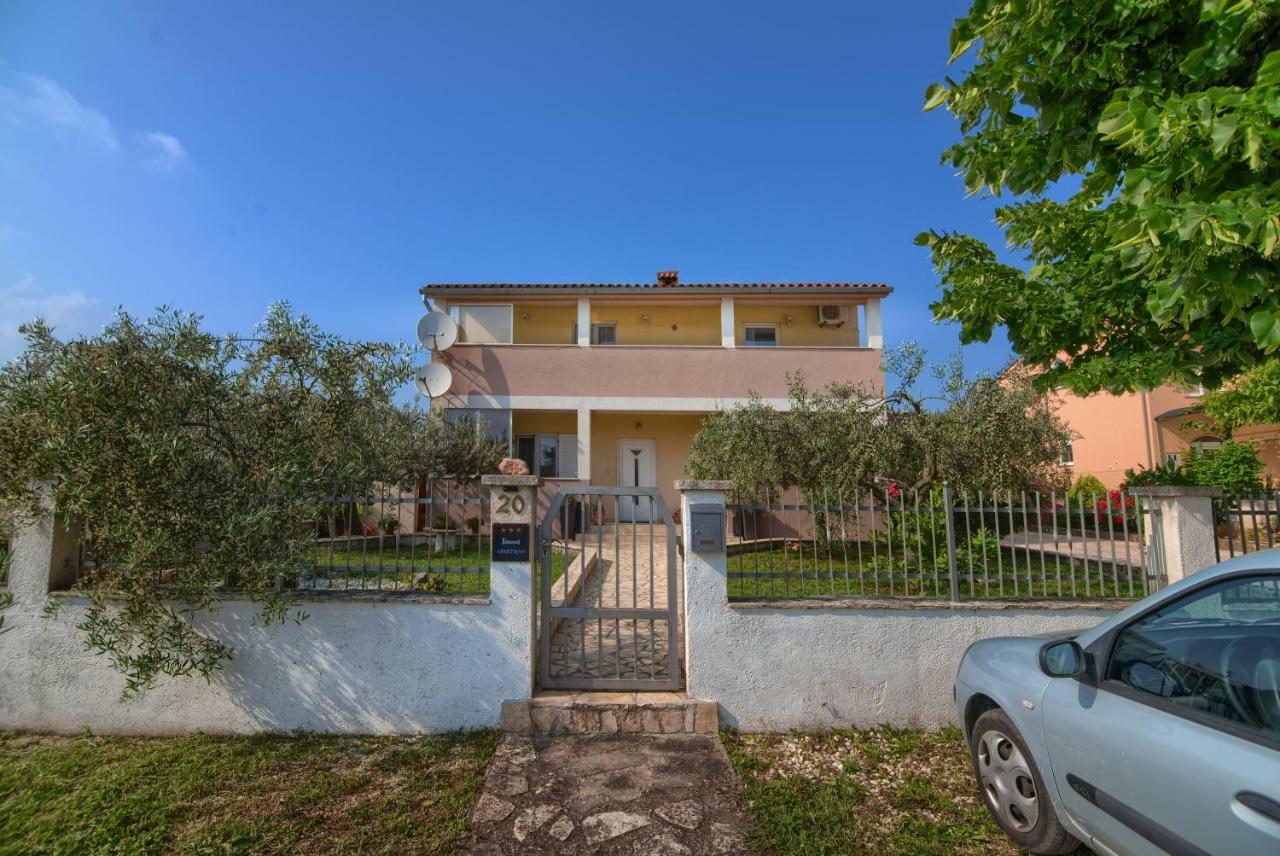 Apartment Mladenka Pula Exterior photo